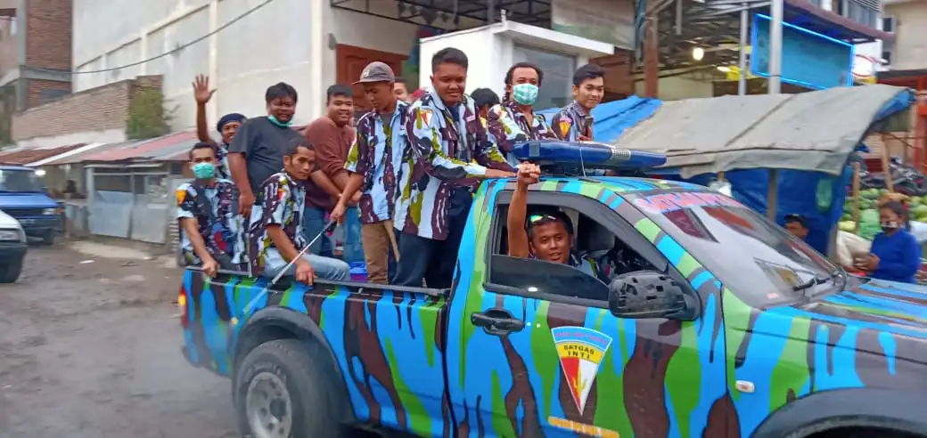 Ket foto : IPK Berastagi saat lakukan penyemprotan hinga keluar Pusat Sayur Mayur( pajak Roga) Selasa sore (07/04) 2020 (Ist)