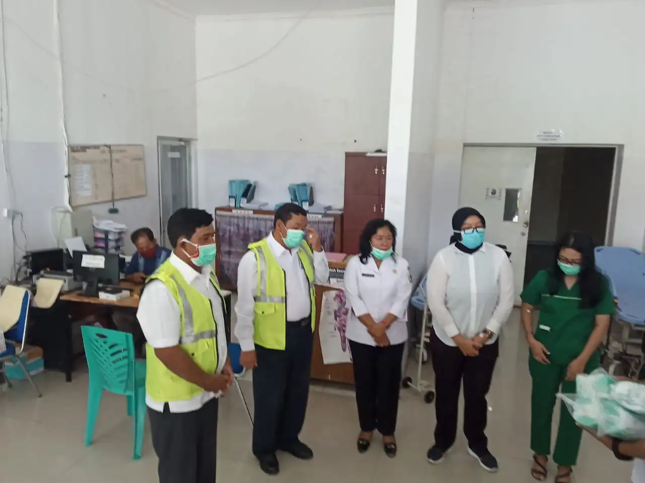 Foto : Bupati Samosir Drs.Rapidin Simbolon, wakil Bupati Samosir Ir.Juang Sinaga, bersama Dirut RSUD dr Hadrianus Sinaga di sela peletakan batu pertama pembangunan rusun mesia dan para medis, Rabu (8/4)