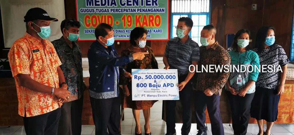 Ket foto : Bupati dan Wakil Bupati Karo menerima bantuan uang dan APD dari PT WEP di Posko Gugus Tugas Percepatan Penanganan Covid-19 Kabanjahe, Kamis(09/04) 2020 (Ist)