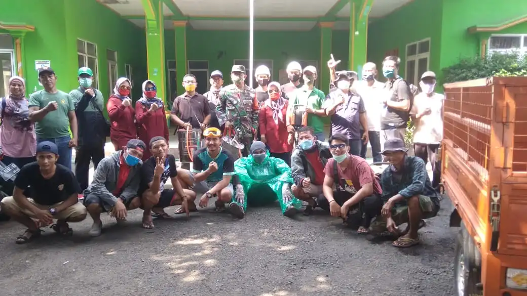 Ket foto: foto bersama satgas Covid-19 sebelum giat penyemprotan disinfektan dilakukan.