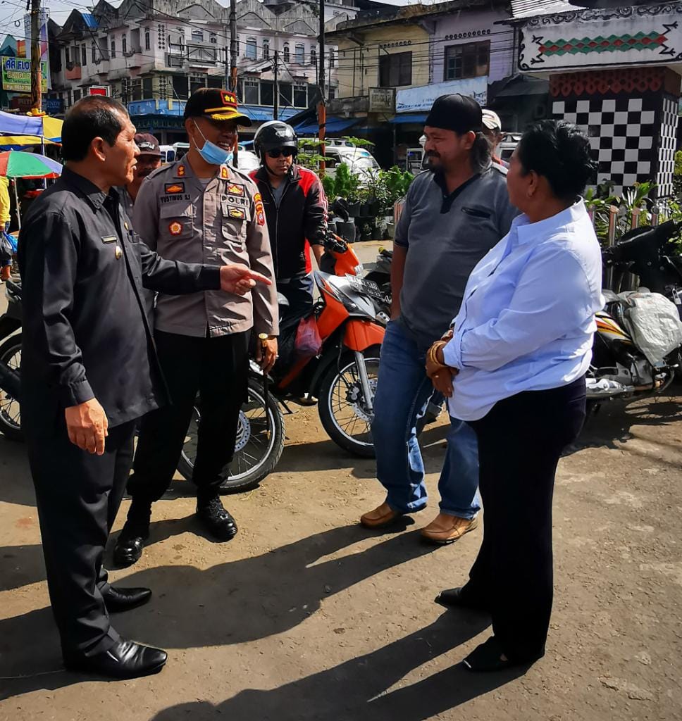 Ket foto : Bupati Karo, Kapolres Tanah Karo dan Ketua DPRD Karo Iriani Br Tarigan saat Berbincang bincang, Kamis (09/04) 2020 (Ist)