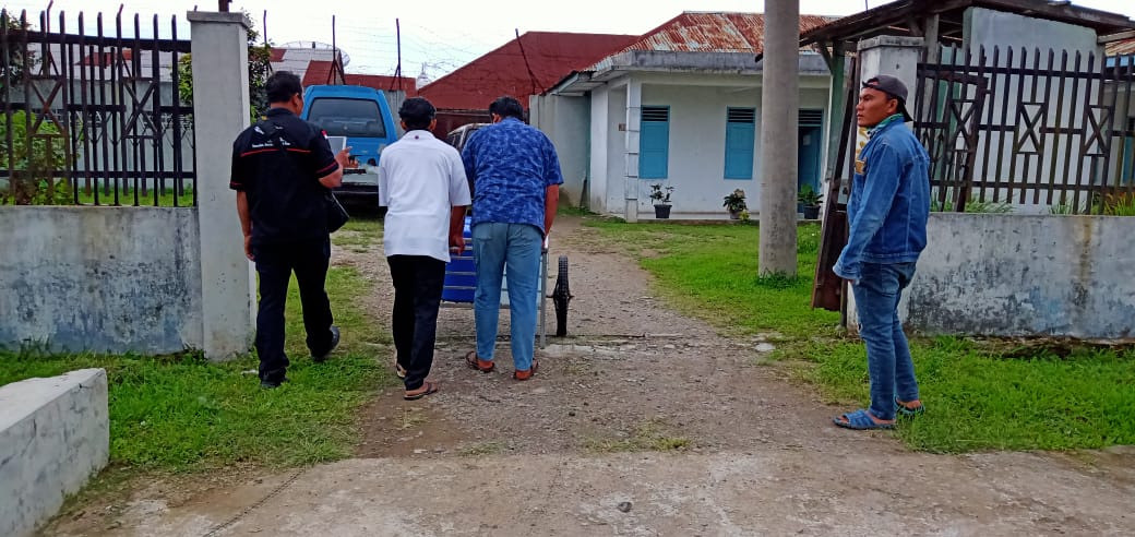 Ket foto  : tampak petugas /pegawai UPT Parawasa mendorong gerobak becak yang berisi makanan untuk warga Binaan,Kamis (09/04) 2020 (Ist)