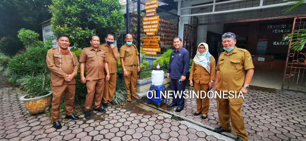 Ket foto : Bupati Karo Terkelin Brahmana SH, MH didampingi Ketua Gugus Penanganan Covid-19 dan beberapa Kadis Berbincang di depan Kantor Akbid Pemkab Karo, Senin (13/04) 2020 (Ist)