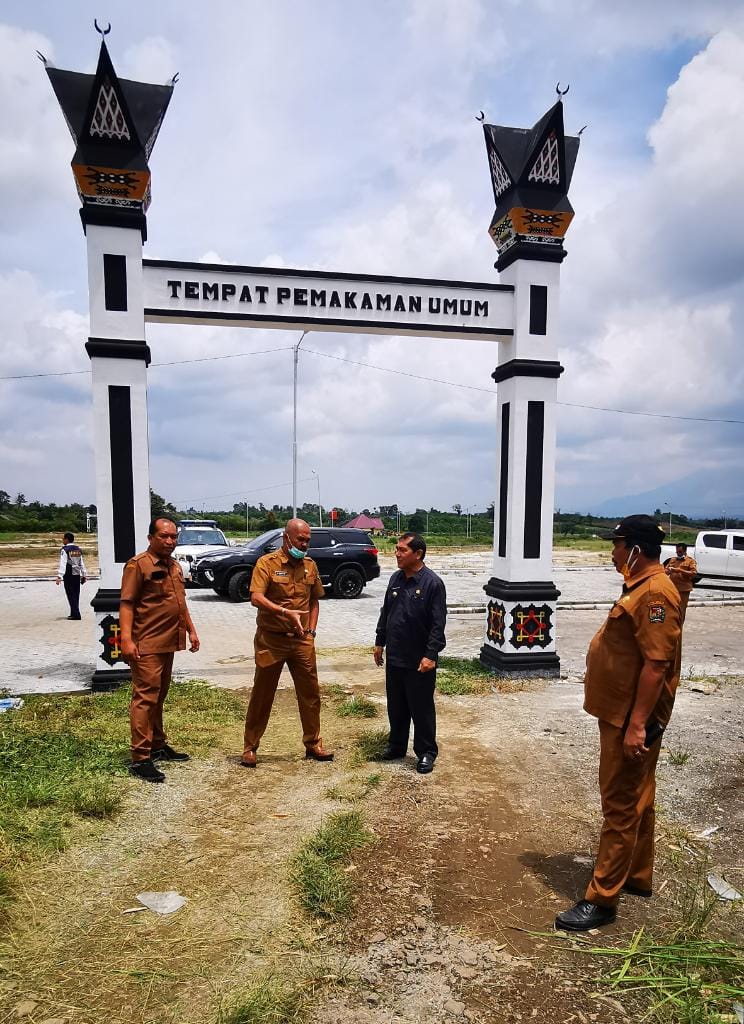 Ket foto : Bupati Karo Terkelin Brahmana SH didampingi Kadis Perkim, Kadis Lingkungan Hidup dan Kepala Bappeda Ir.Nasib Sianturi meninjau lokasi TPU di Desa Salit Kec Tiga Panah Kab.Karo, Senin (13/04) 2020 (Ist)