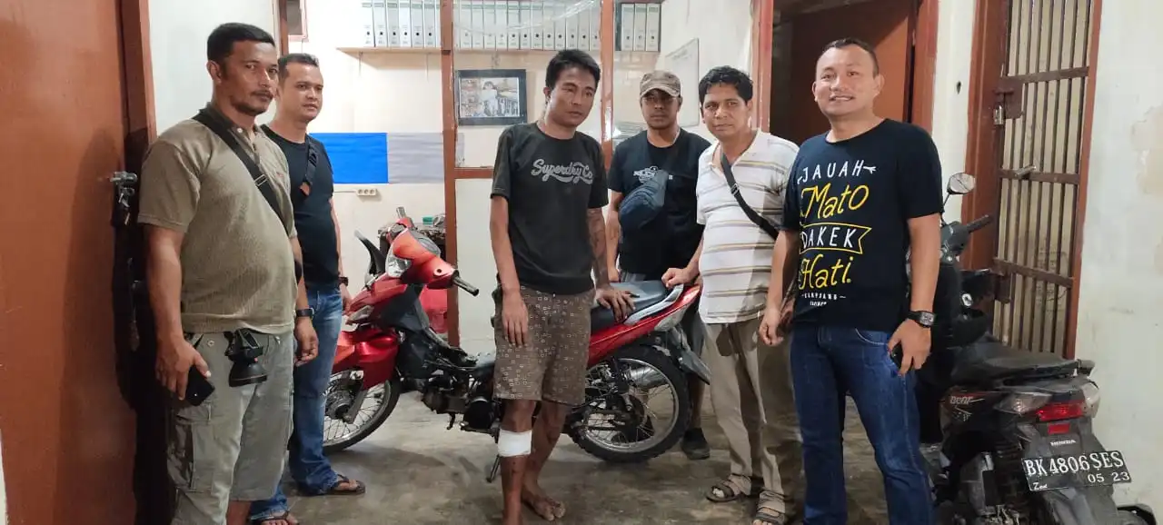 Ket foto : Tersangka pencurian Sepeda Motor diapit  Iptu Master Gun dan Personil Polsek Mardingding lainnya saat berada di Mapolsek Mardingding, Selasa (14/04) 2020 (Ist)