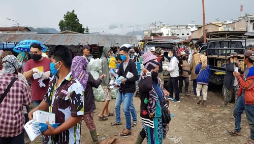 Ket foto : IPK Berastagi saat membagi bagikan master ke masyarakat di pusat sayur mayur Pajak Roga Berastagi, Selasa (14/04) 2020 (Ist)