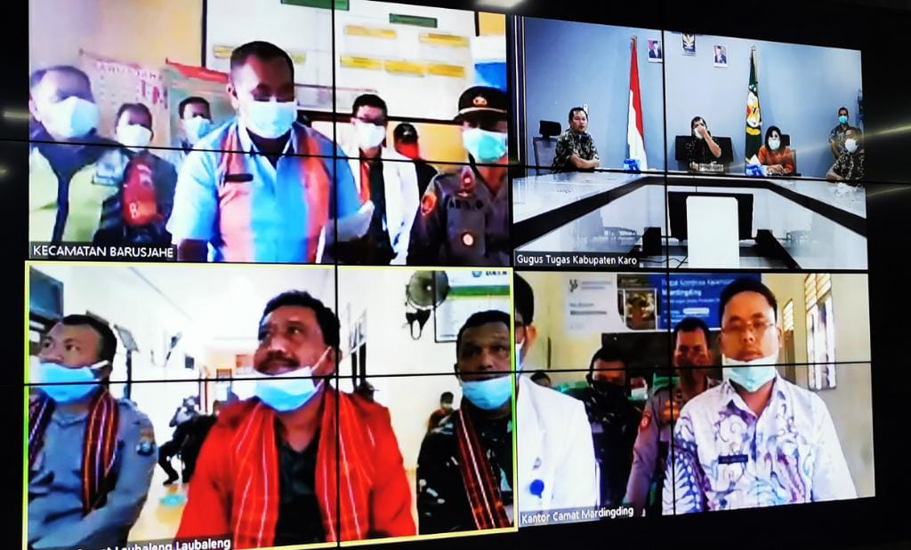Ket foto : Bupati Karo Dan tim Gugus Tugas gelar Videoconference bersama jajaran nya di dari ruang Comand Center Kabanjahe, Kamis (16/04) 2020 (Ist)