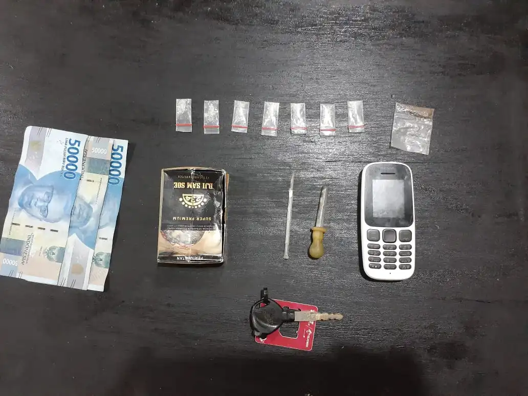 Ket foto  : Barang bukti yang ditemukan dan telah diamankan oleh petugas Satresnarkoba Polres Tanah Karo, Jumat (17/04) 2020 (Ist)