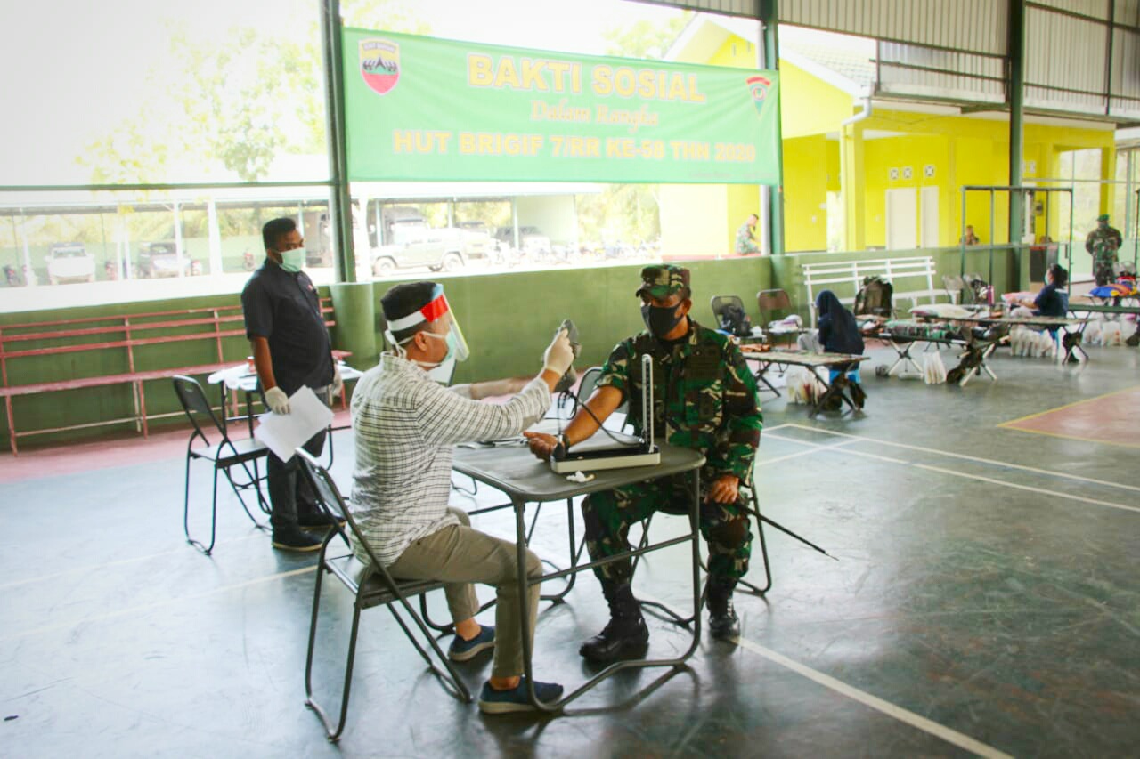 Ket foto : Danbrigif-7/RR lakukan pemeriksaan darah sebelum mendonorkan Darah nya dalam Bakti sosial Di Mako Brigif, Galang, Medan Sumuatra Utara,Kamis (16/04) 2020 (Ist)