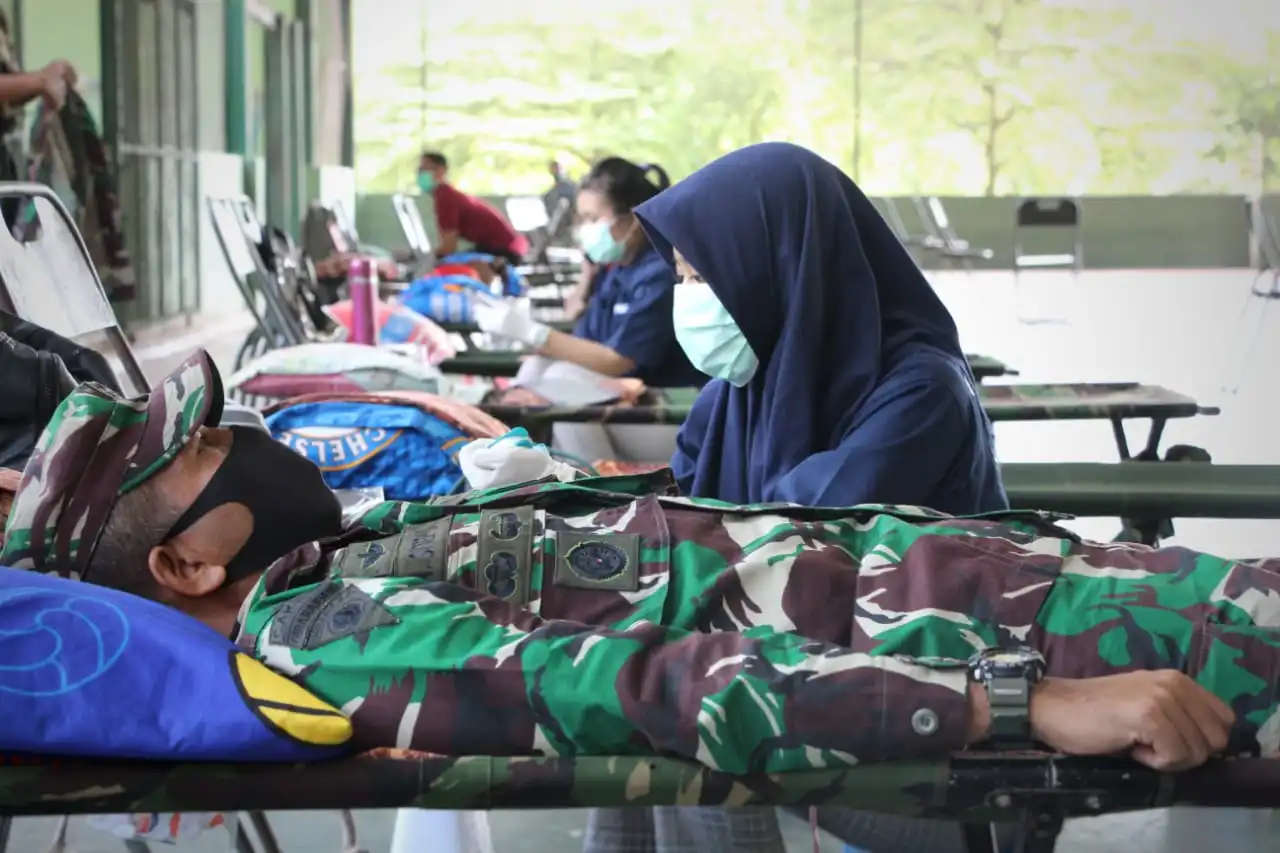 Ket foto : tampak Danbrigif-7 /RR Kolonel Inf Agustatius Sitepu Lakukan Donor darah di Mako Brigif-7 /RR Galang Sumatera Utara, Kamis (16/01) 2020 (Ist)