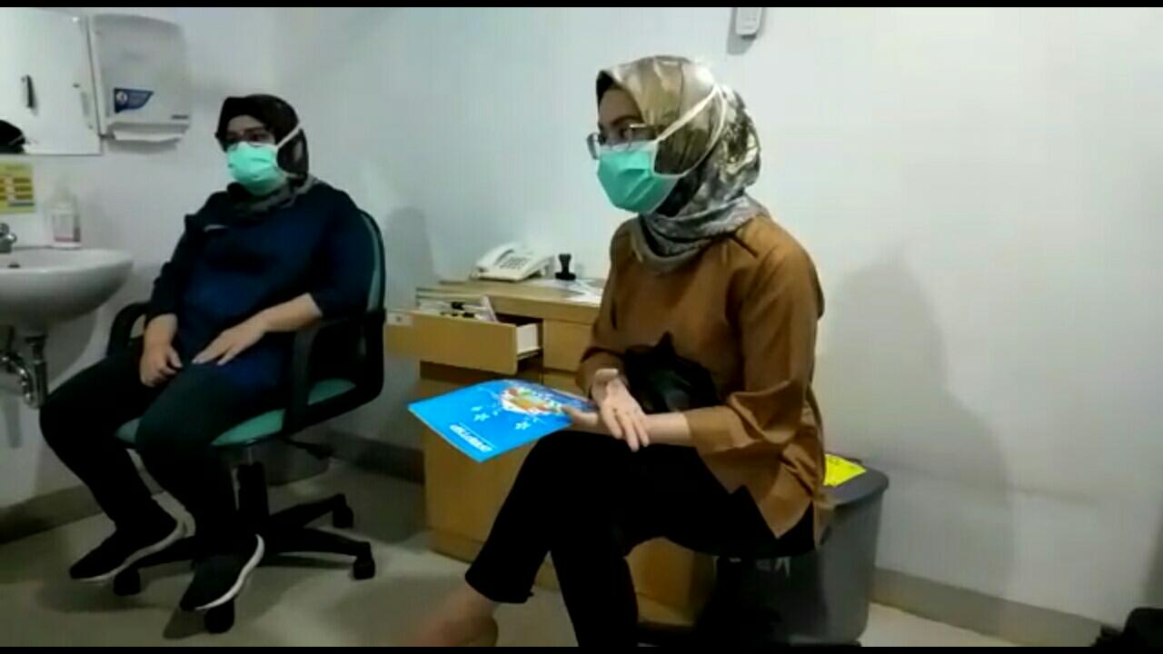 Ket foto. Pihak Rumah sakit Hermina melalui Dokter Camelia (kanan Foto) saat diwawancarai Media OLNewsindonesia.com