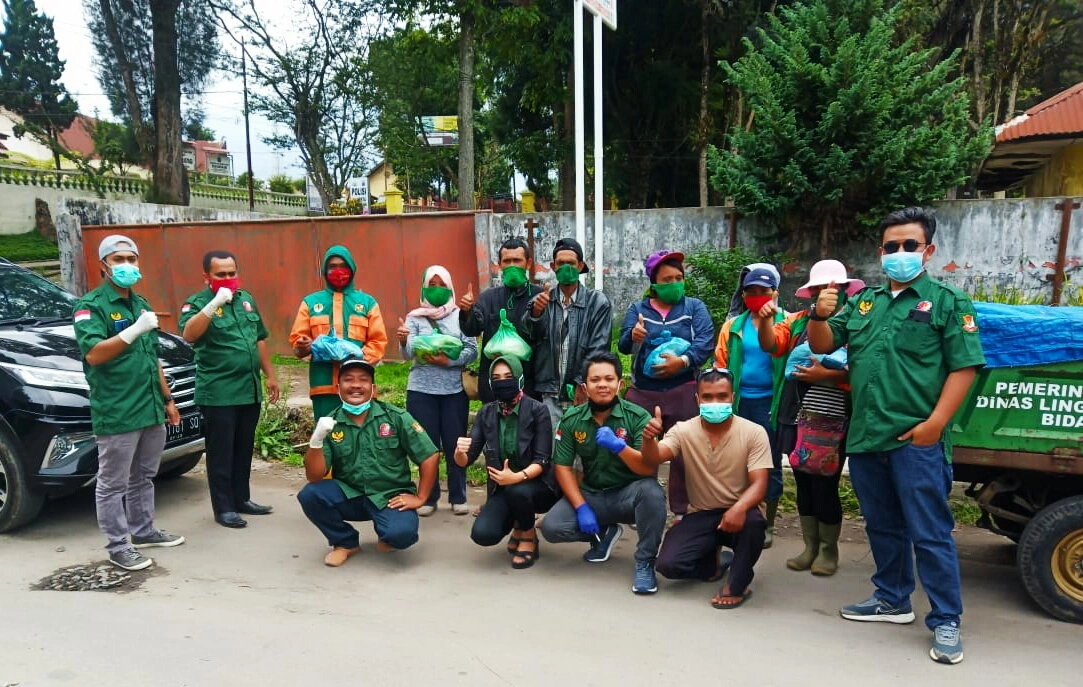 Ket foto : Ketua GBNN Kabupaten Karo Ronald Abdi Negara Sitepu saat memberikan Sembako kepada petugas kebersihan di Berastagi, Jumat (17/04) 2020 (Ist)