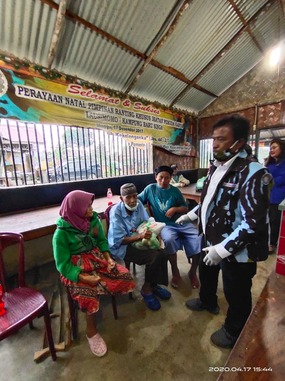 Ket foto : Ketua IPK Kab Karo Gembira Ginting yang didampingi beberapa Anggota DPRD Karo memberikan Bantuan berupa Sembako kepada salah satu warga penyandang Kusta di Desa Lau Simomo Kabanjahe, Jumat (17/04) 2020 (Ist)