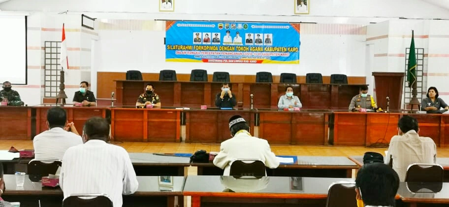 Ket foto  : Forkopimda Gelar Pertemuan dengan tokoh agama Kabupaten Karo di Aula Kantor Bupati Karo Kabanjahe, terkait pembahasan penanganan percepatan pencegahan Covid-19, Senin (20/04) 2020 (Ist)