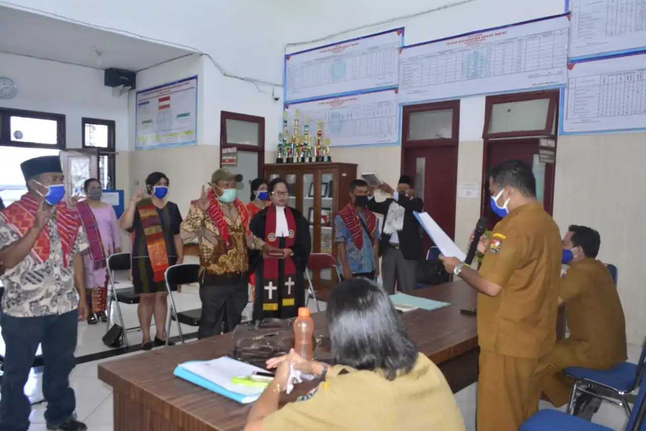 Ket foto : Tampak Camat Dolat Rayat Jimmy Sutarja Tarigan.S.STP saat mengambil sumpah Jabatan BPD Desa Dolat Rayat dan Desa Sugihen di Kantor Camat Dolat Rayat Kabupaten Karo, Selasa (21/04) 2020 (Ist)