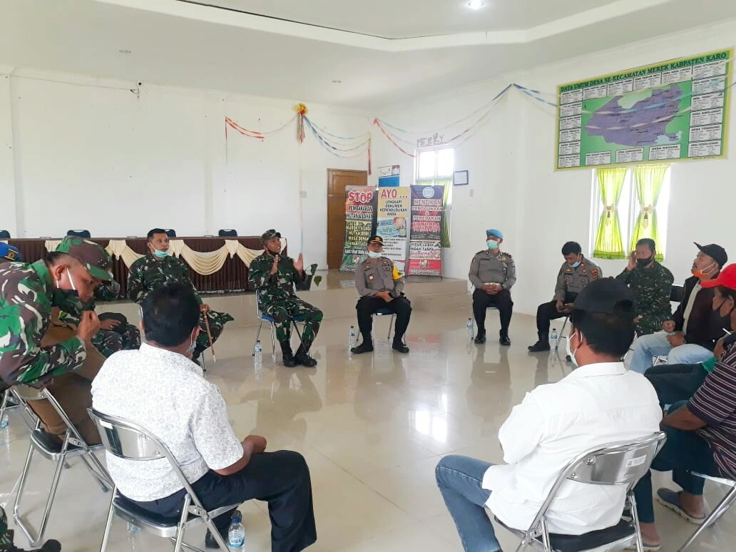Ket foto : tampak Danbrigif-7 Kolonel Inf Agustatius Sitepu didampingi Dandim 0205 /TK Letkol Inf Taufik Rizal, Kapolres Tanah Karo AKBP Yustinus Setyo Indriono, Dansub Denpom Kapten Cpm Dwi Darsono bersama Camat dan Pihak Pemerintahan Desa Merek lakukan Mediasi di Kantor Camat Merek, Selasa (21/04) 2020 (Ist)