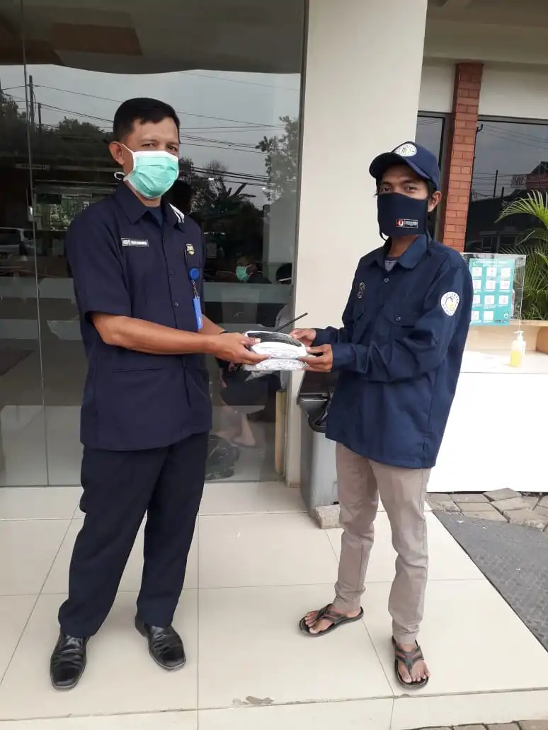 Ket foto: giat komunitas "CELENGAN SEDEKAH" saat membagikan masker kepada Security rumah sakit yang ada di wilayah kecamatan Cileungsi Kabupaten Bogor.