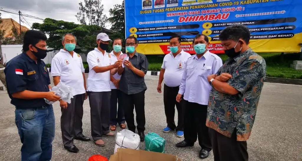 Ket Foto : Bupati Karo Terkelin Brahmana selaku Ketua Gugus Tugas Percepatan Penanganan Covid-19, didampingi Ir Martin Sitepu dan Direktur RSU Kabanjahe, dr Arjuna Wijaya SpP menerima bantuan APD dari Penasehat Majabumi Kabupaten Karo, di Halaman kantor Bupati Karo Kabanjahe Kamis (23/04) 2020 (Ist) .