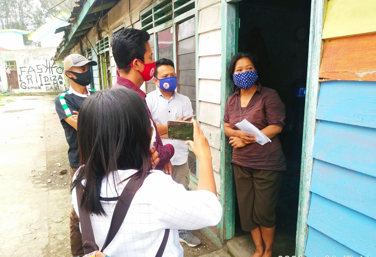 Ket foto : Keluarga Ramli Padang saat di wawancarai wartawan di kediaman nya di gang Jamu Kabanjahe Kabupaten Karo, Kamis (23/04) 2020 (Ist)