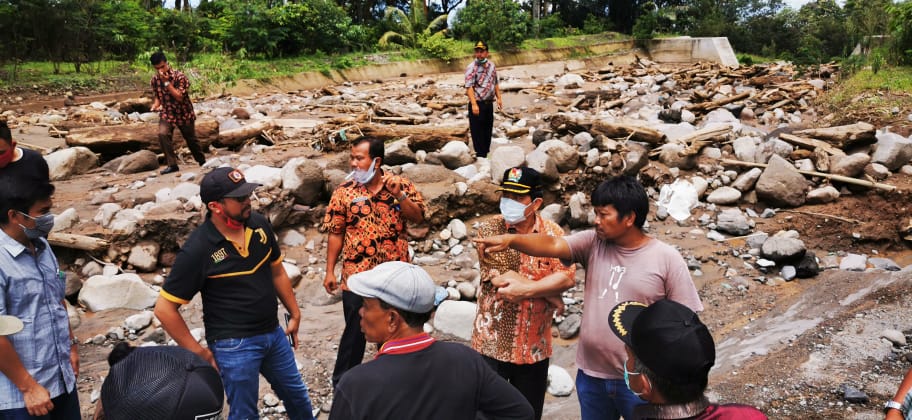 Ket foto : Bupati Karo Terkelin Brahmana SH turun kelokasi lahar dingin Gunung Sinabung di Tiganderket - Kuta Buluh Kabupaten Karo, Jumat (24/04) 2020 (Ist)