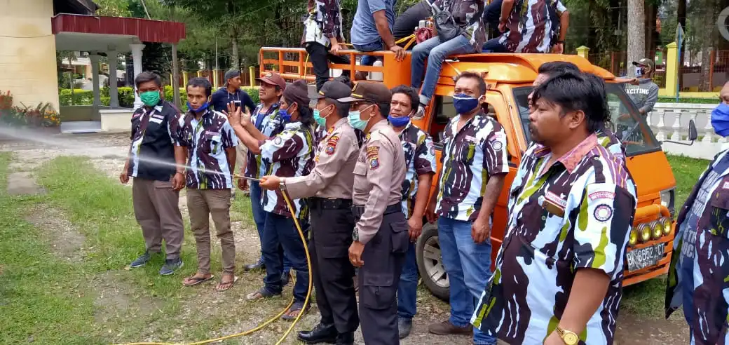 Ket foto :Kapolsekta Berastagi AKP L Marpaung Menyemprotkan Desinfektan ke Rumah Dinas dan Asrama Polsekta Berastagi, Sabtu (25/04) 2020 (Ist)