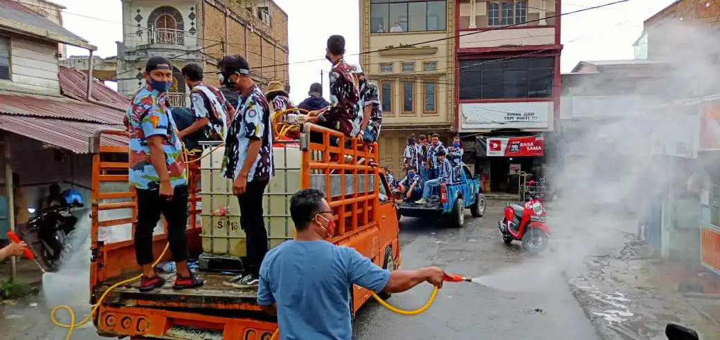 Ket foto : Kader IPK Kabupaten Karo lakukan penyemprotan Disinfektan di seluruh Pusat Pasar Berastagi, Sabtu (25/04) 2020 (Ist)