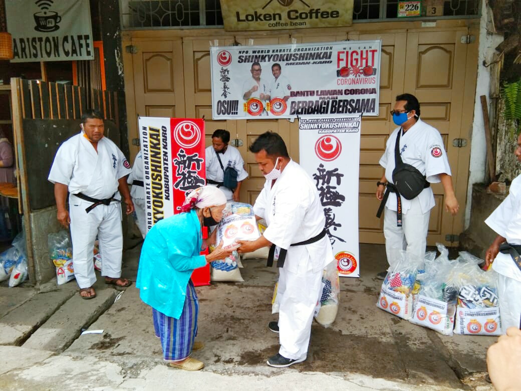 Ket foto : tampak penerima Sembako dari orang tua  para Lansia di serahkan pengurus Shinkyokushinkai di area tugu Perjuangan Berastagi, Minggu (26/04) 2020 (Ist)