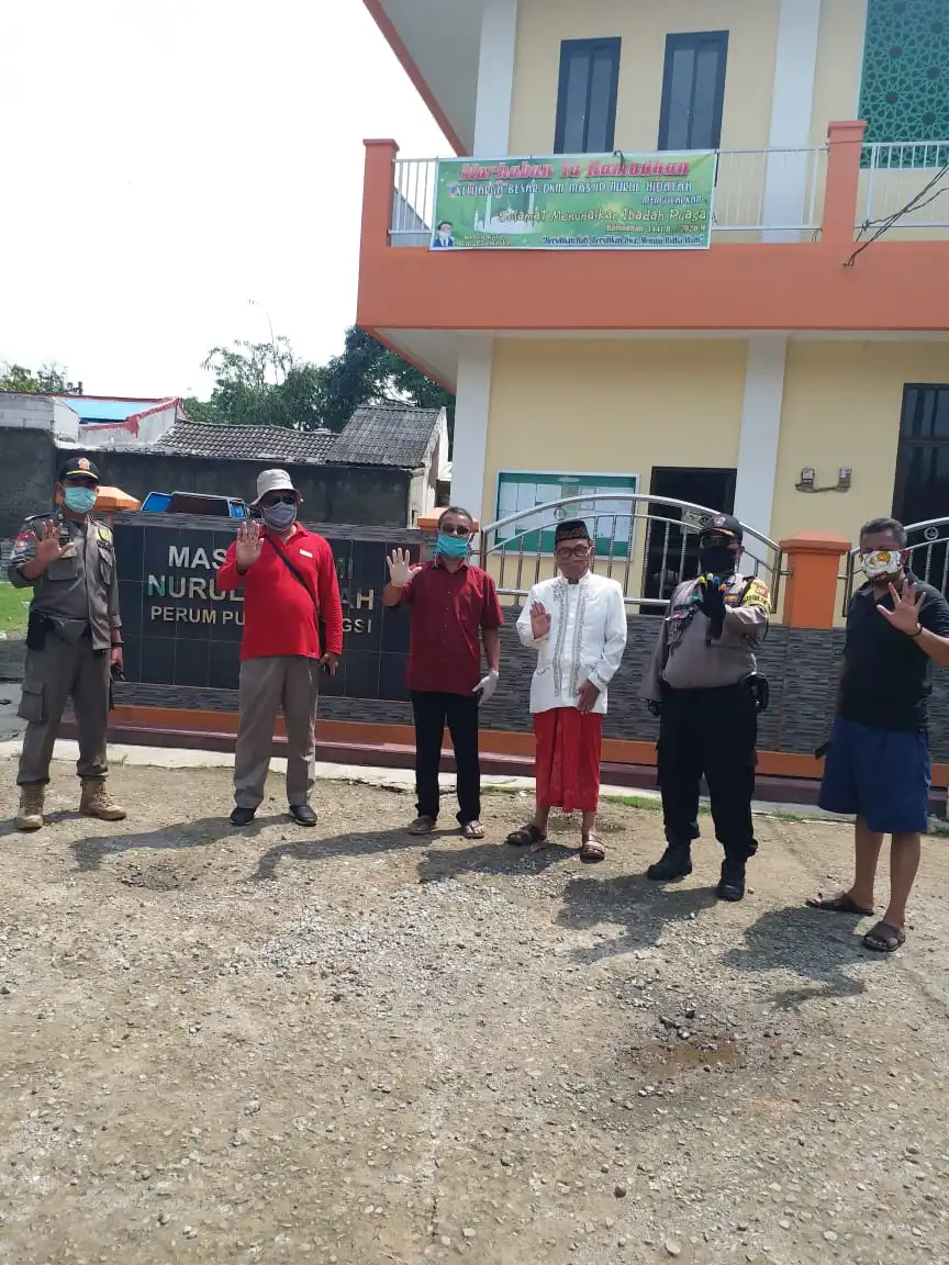 Foto : Pengurus RT/RW Perumahan Puri Gandoang berfoto Camat,Babhinmas Desa Gandoang beserta Danramil Cileungsi,Mayor Acep sebelum melakukan penyemprotan Cairan Disinfektan dalam mencegah penyebaran Wabah Covid-19,Senin(27/04)
