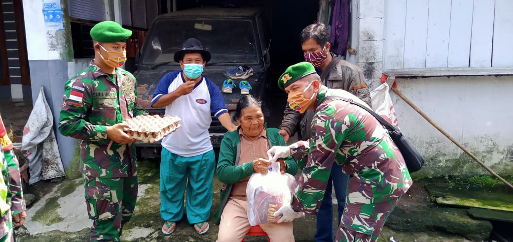 Ket foto : Salah satu warga Lingkungan Kejora Berastagi menerima Sembako dari TNI prajurit Brigif-7 /RR, Senin (27/04) 2020 (Ist)