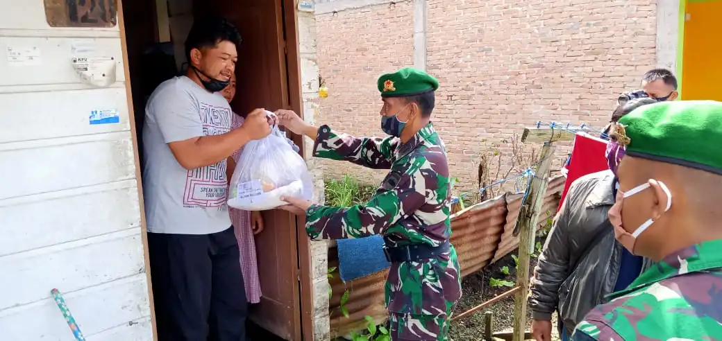 Ket foto : Brigif-7 /RR langsung menyerahkan Sembako Ke Rumah warga yang membutuhkan di Gang Abdi Kejora Berastagi, Senin (27/04) 2020 (Ist)