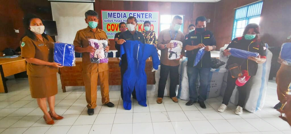 Ket foto : Bupati Karo Terkelin Brahmana SH didampingi Kadis Kesehatan dan Plh ketua Gugus Tugas Covid-19 saat memperlihatkan kan ke Awak media APD yang di berikan pihak Donatur di Kantor Gugus Tugas Covid-19, Kabanjahe (27/04) 2020 (Ist)