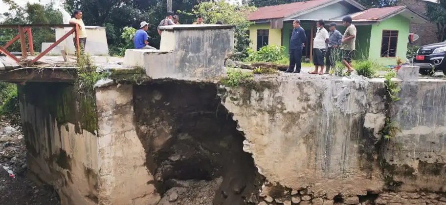 Ket foto : tampak Bupati Karo meninjau jembatan Kuta Mbaru yang sudah rawan untuk dilalui, Senin (27/04) 2020 (Ist)