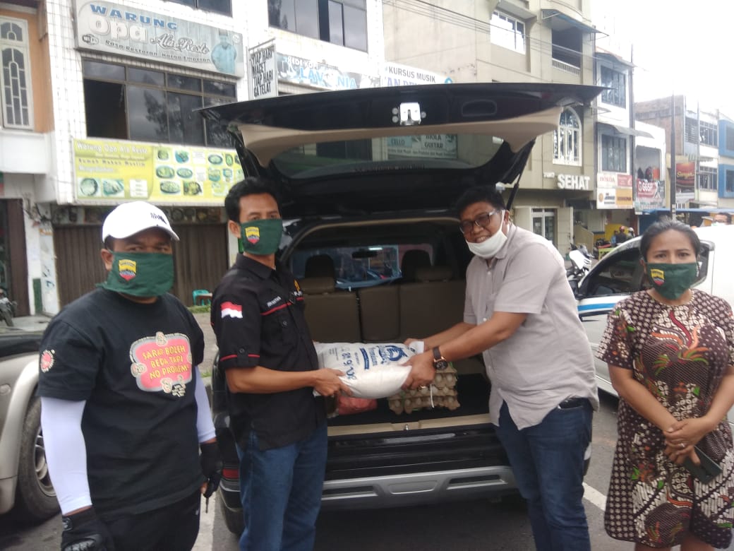 Ket foto  : Dodi Sinuhaji Anggota DPRD Karo saat memberikan Sembako Kepada salah satu Wartawan yang tergabung dalam PJTK di Berastagi Kabupaten Karo, Selasa (28/04) 2020 (Ist)