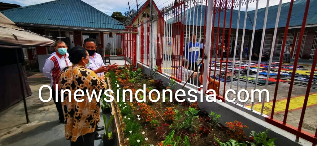 Ket foto  : Bupati Karo Terkelin Brahmana SH dan Ketua DPRD Karo didampingi Karutan Kls IIB Kabanjahe Enjat Lukmanul melihat kondisi Rutan pasca terbakar beberapa waktu silam, Rabu (29/04) 2020 (Ist)