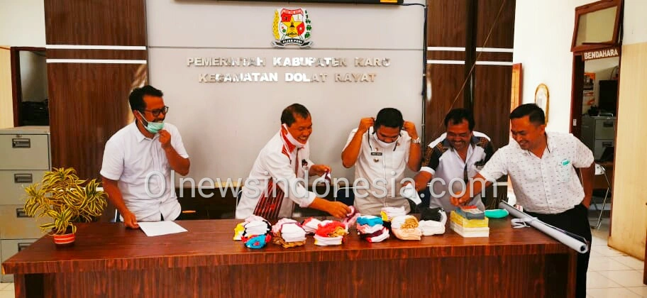 Ket foto  : Bupati Karo Terkelin Brahmana SH, MH saat menyerahkan Secara simbolis masker dan brosur berisi anjuran tentang tata cara mencegah penyebaran Covid-19 kepada Camat Dolat Rayat Jimmy Sutarja Tarigan.S.STP di Kantor Camat Dolat Rakyat, Rabu (29/04) 2020 (Ist)