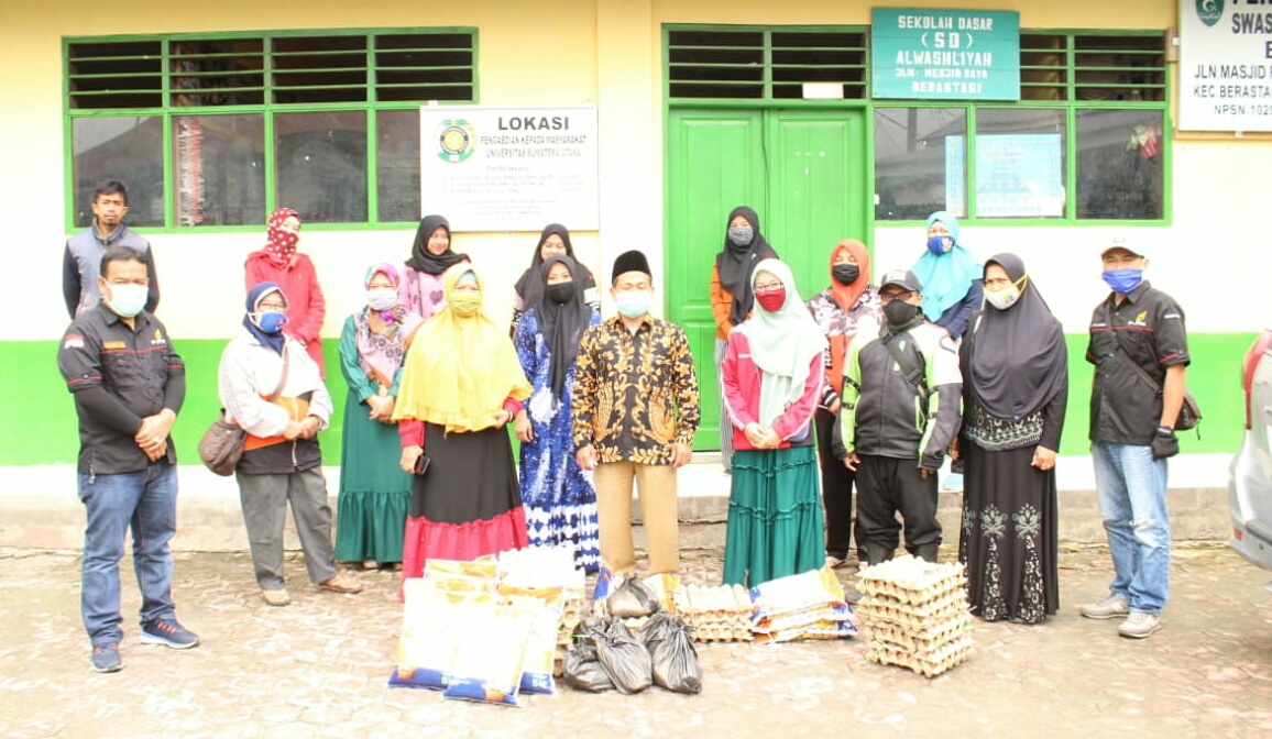 Ket foto  : Sebagian para guru SD Alwashliyah yang hadir menerima Sembako dari PJTK di Berastagi Kabupaten Karo, Jumat (01/05) 2020 (Ist)