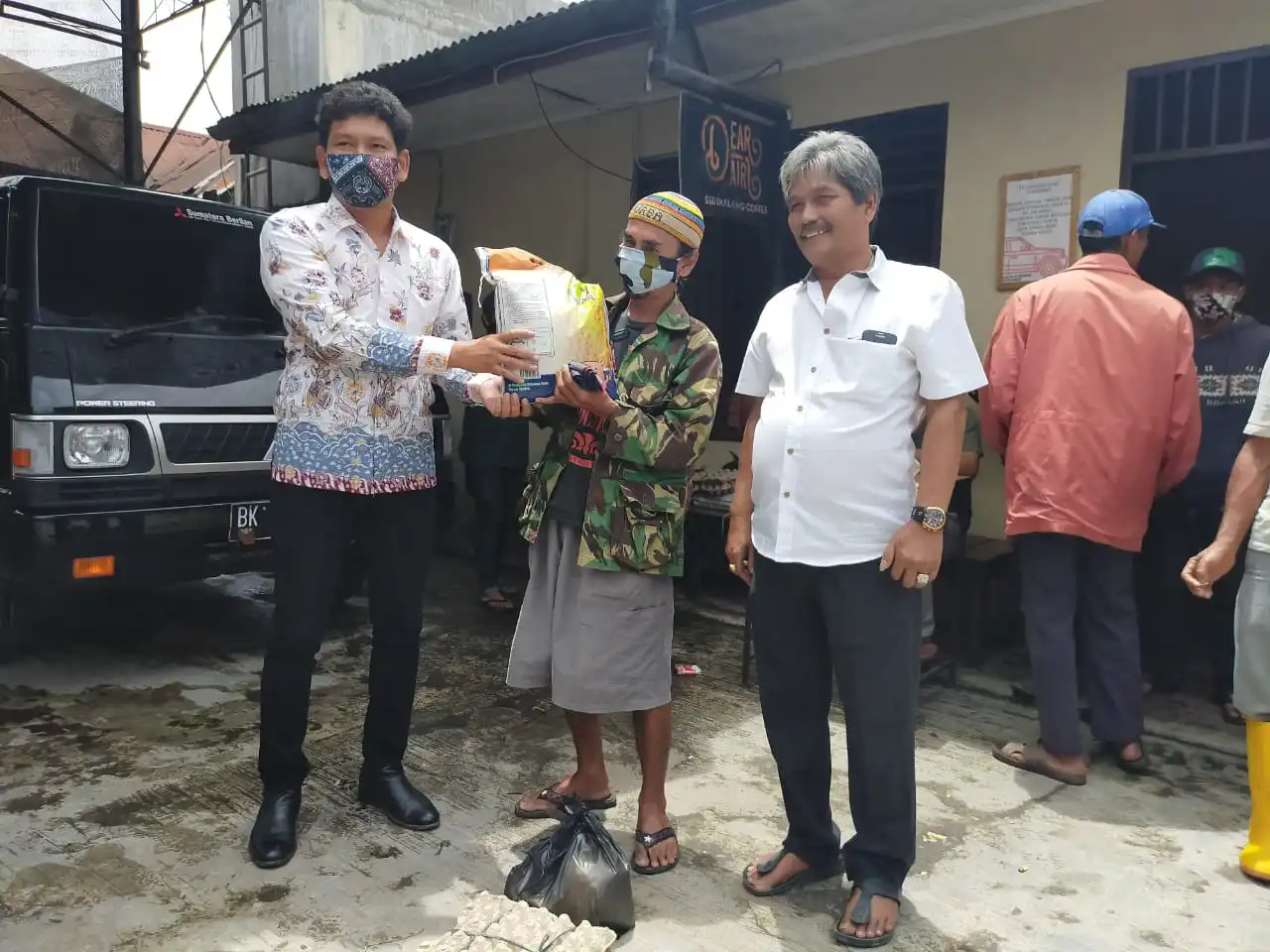 Ket foto : Anggota DPRD Karo Agra Reynold Gurning saat memberikan Sembako secara simbolis kepada salah satu perwakilan abang Becak di Area Doorsmeer Lau Raja Gurning Kabanjahe, Jumat (01/05) 2020 (Ist)