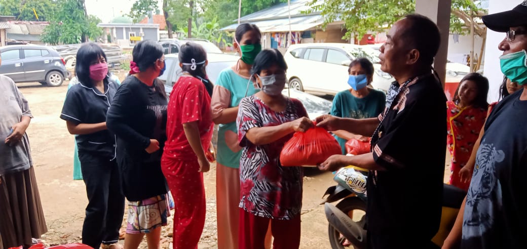 Ket foto: ketua LSM Laskar Maung Bodas DPC Kabupaten Bogor Naih Sunarso, saat meberikan bingkisan 5kg beras kepada masyarakat terdampak Covid-19