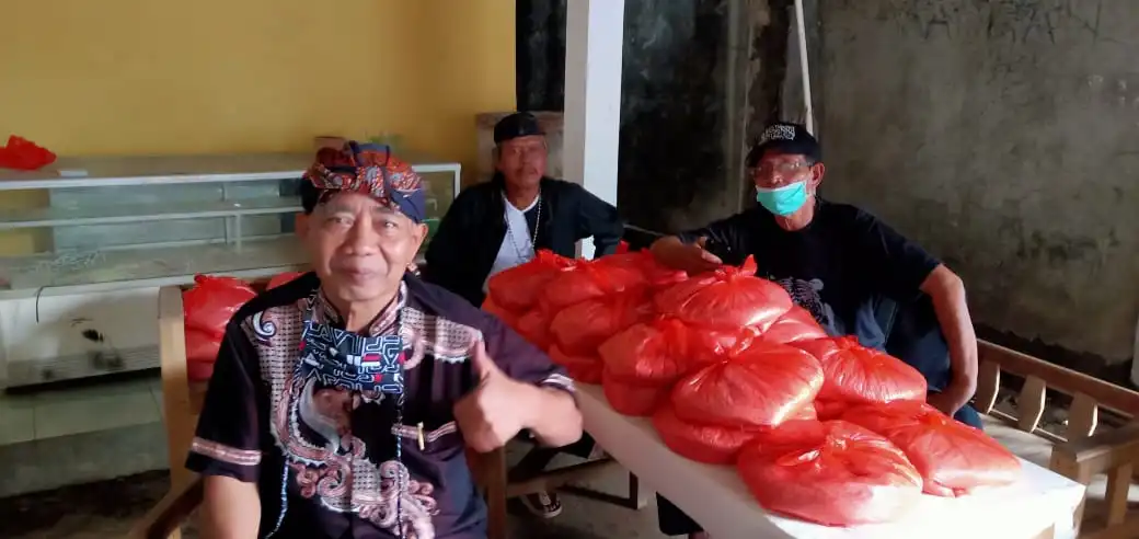Ket foto: H.Naih Sunaryo(depan foto) ketika ingin meberikan bantuan bingkisan beras kepada penghuni kontrakannya