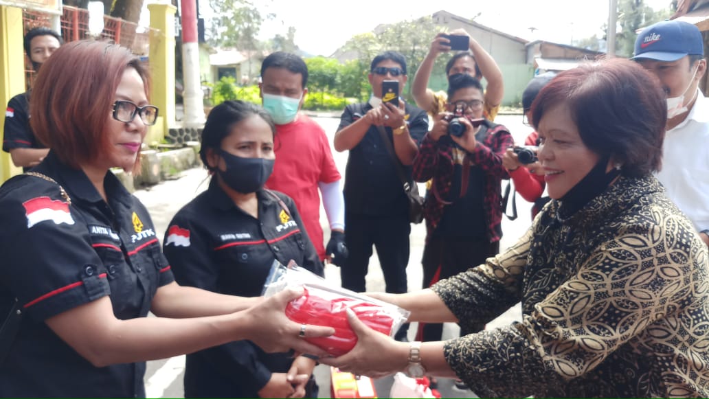 Ket foto  : Nursianna Surbakti secara simbolis memberikan masker kepada perwakilan wartawan, Sabtu (02/05) 2020 di Berastagi (Ist)