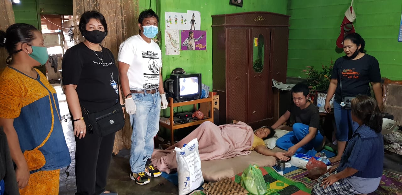 Ket foto : Ernita Br Simbolon (48) warga Jalan Iriani Kabanjahe yang terkena Strok saat disantuni Tanta Purba terharu dan ucapkan banyak terima kasih atas perhatiannya.