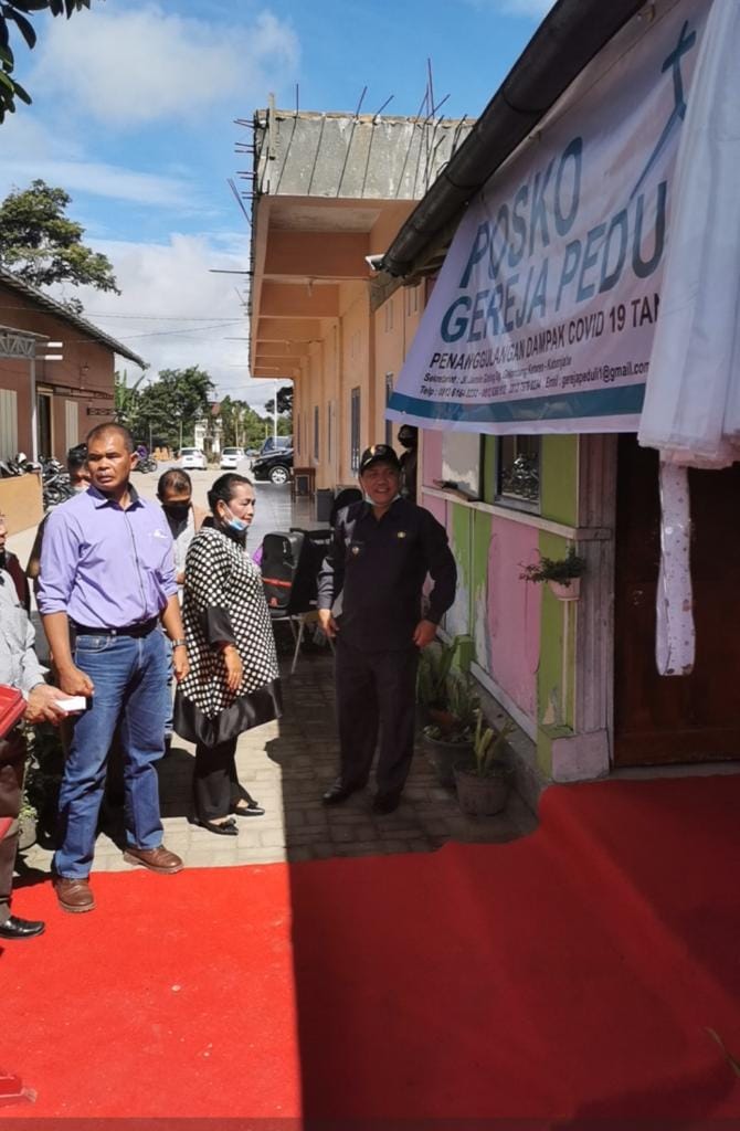 Ket foto  : Bupati Karo Terkelin Brahmana SH didampingi Ketua DPRD Karo Iriani Br Tarigan dan Pdt Andi Sastra Ginting di depan Posko Gereja Peduli di Ketaren Kabanjahe, Senin (04/05) 2020 (Ist)