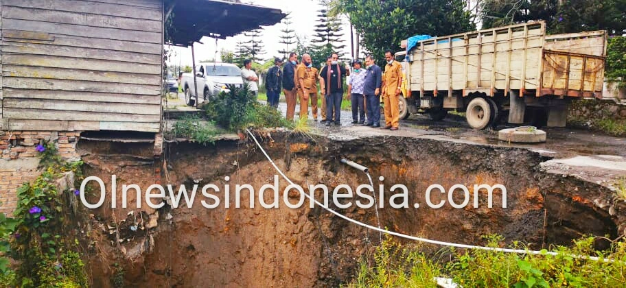 Ket foto : Bupati Karo Terkelin Brahmana SH saat memantau jalan yang longsor dan sebuah rumah warga hampir Ambruk di Desa Basam Kec Barus Jahe Kabupaten Karo, Senin (04/05) 2020 (Ist)