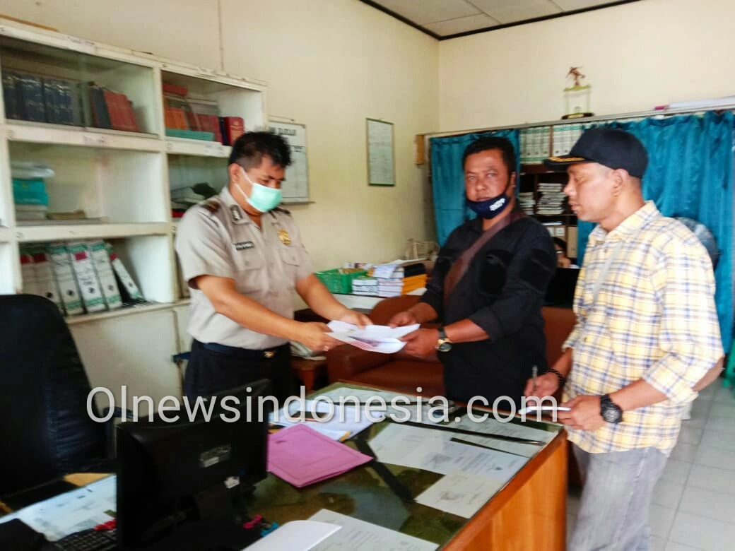 Ket Foto : wartawan online Daris Kaban menyerahkan laporan pengaduan ke SPKT Polres Tanah Karo. Senin (04/05) 2020 (Ist)