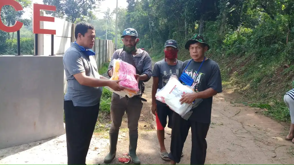 Foto kades menyerahkan bantuan ke warganya