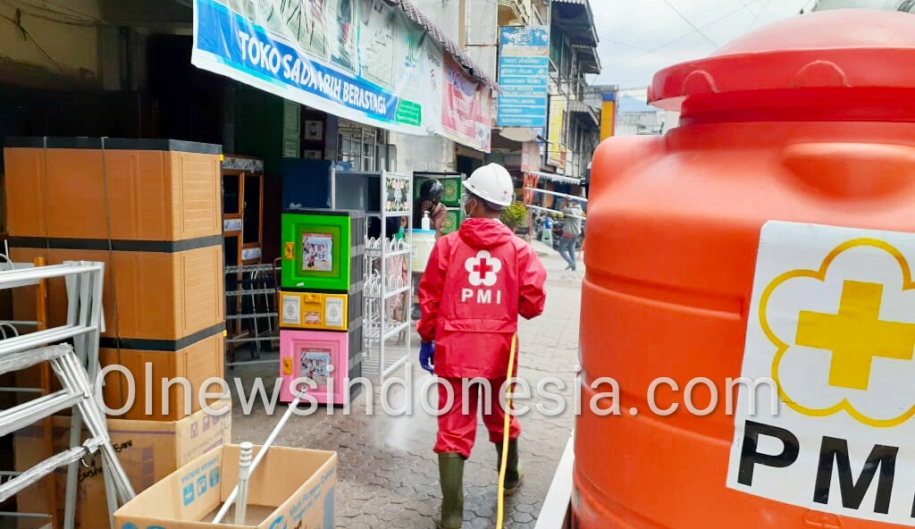 Ket foto : tampak Pihak PMI Sumut dan Karo lakukan penyemprotan Disinfektan di wilayah Kecamatan Berastagi sekitarnya, Rabu (06/05) 2020 (Ist)