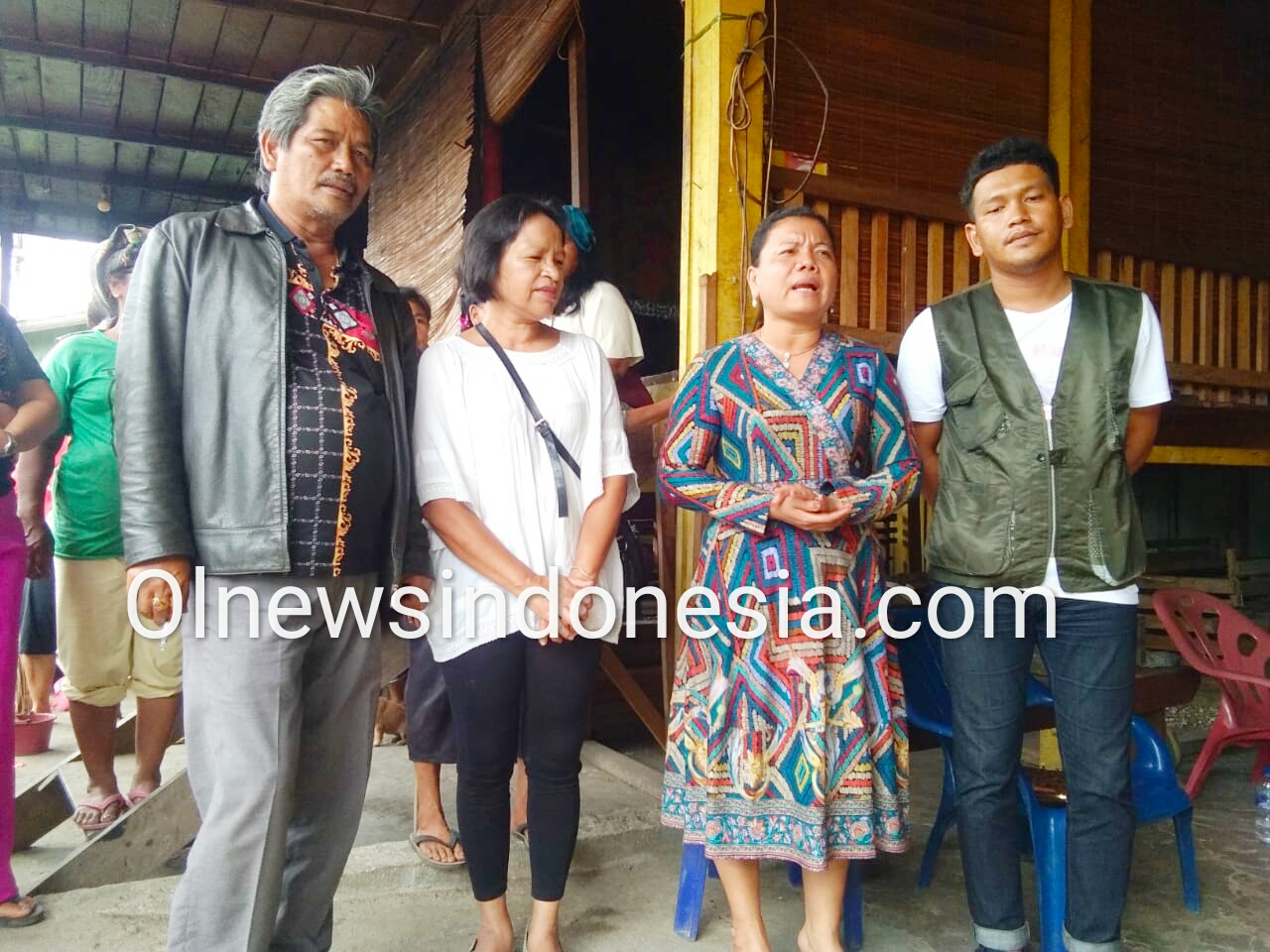 Ket foto : Agra Reynold Gurning Anggota Anggota DPRD Karo didampingi Ayahanda Usdek Gurning dan Ibunda Rasmi Maria Br Simarmata saat menyerahkan Sembako di Gg Sederhana II Kabanjahe, Minggu (10/05) 2020 (Ist)