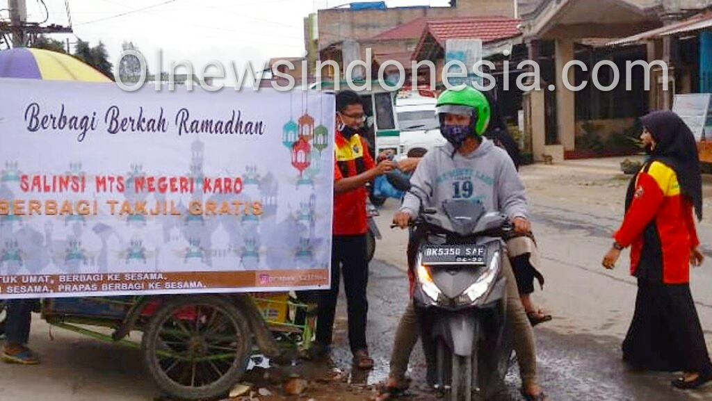 Ket foto : Prapas Salinsi MTsN Karo Berbagi Takjil di jalan Samura Kabanjahe Kabupaten Karo, Sabtu (09/05) 2020 (Ist)