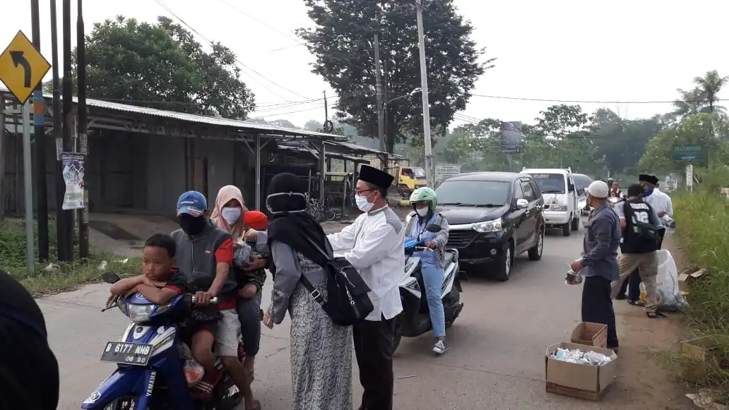 Foto achmad fathoni bersama panitia sedang membagikan takjil ke masyarakat