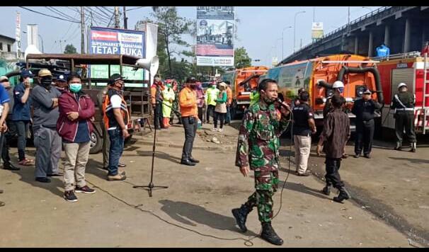 Ket foto: saat kekesalan Mayor Infantri Acep Komarudin, Danramil 2106 Cileungsi, kepada para PKL, ketika sebelum apel kegiatan berlangsung